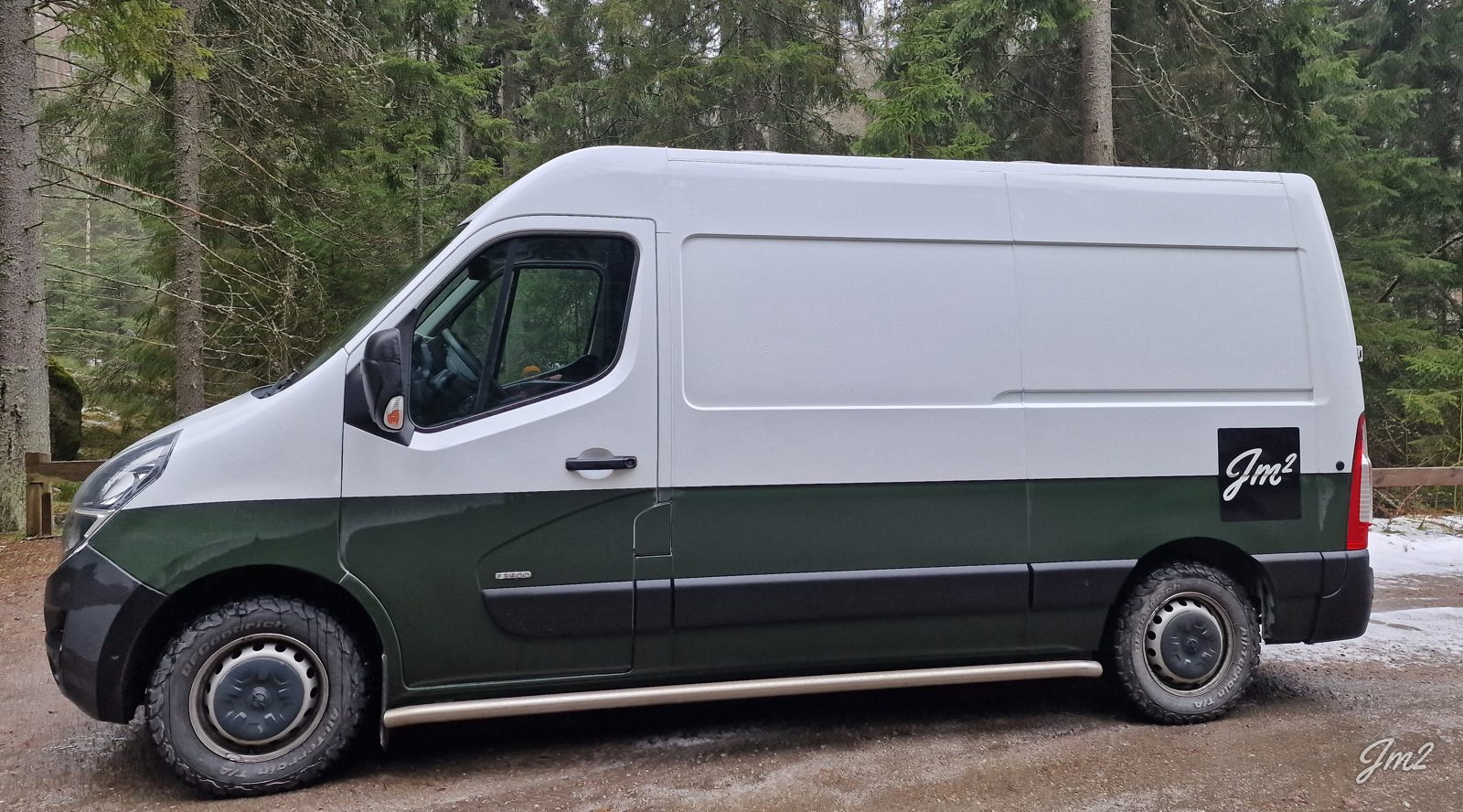 Arbetsbilen, grön och vit med logotyp