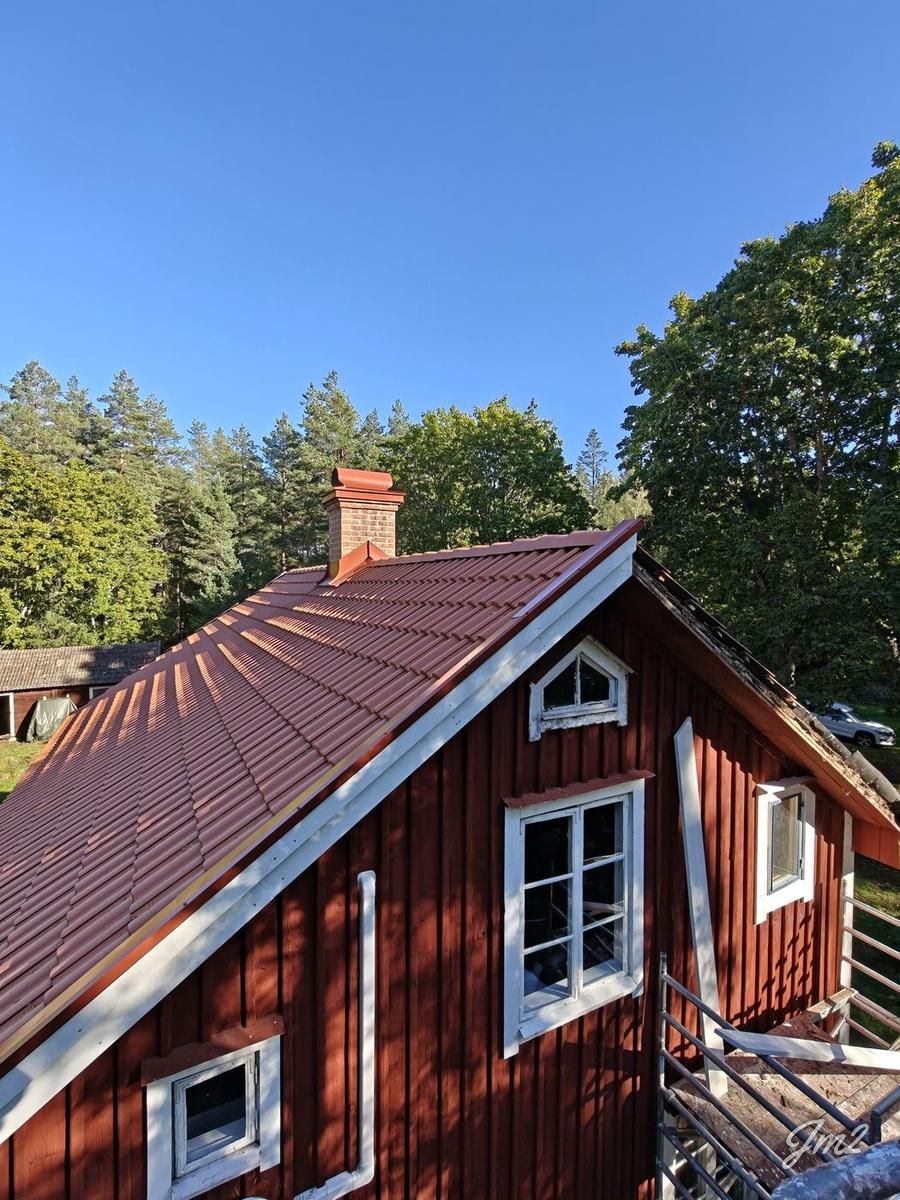 Nylagt tegeltak med ommurad skorsten