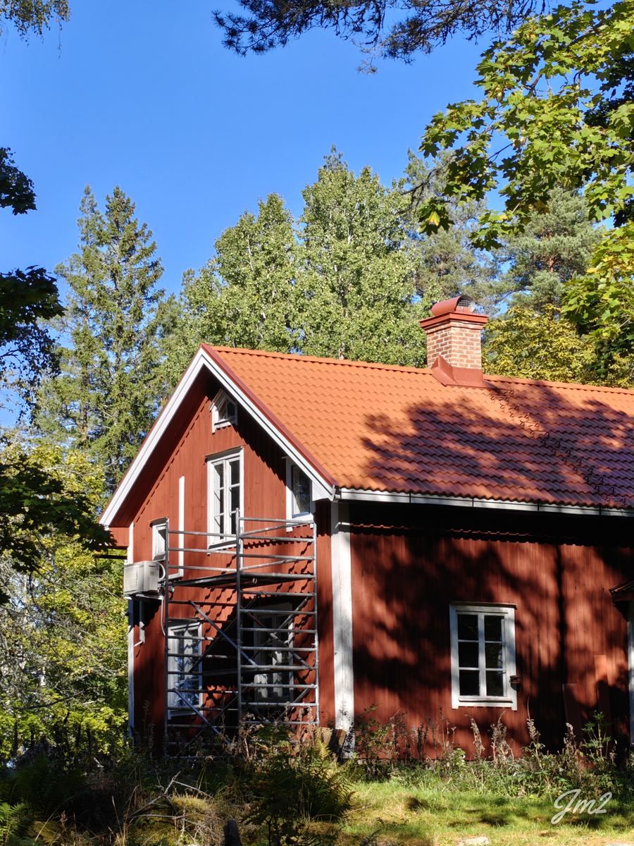 Rödmålat hus med nytt tegeltak